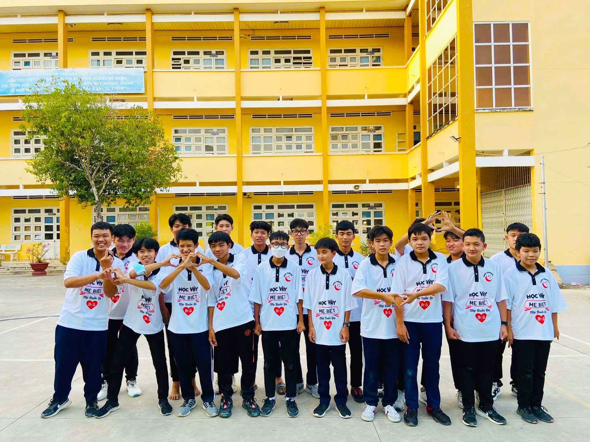 ảnh thật áo lớp có cổ, áo lớp có cổ, áo đồng phục lớp có cổ, mẫu áo lớp có cổ đẹp, áo lớp có cổ màu trắng, mẫu áo lớp có cổ màu trắng