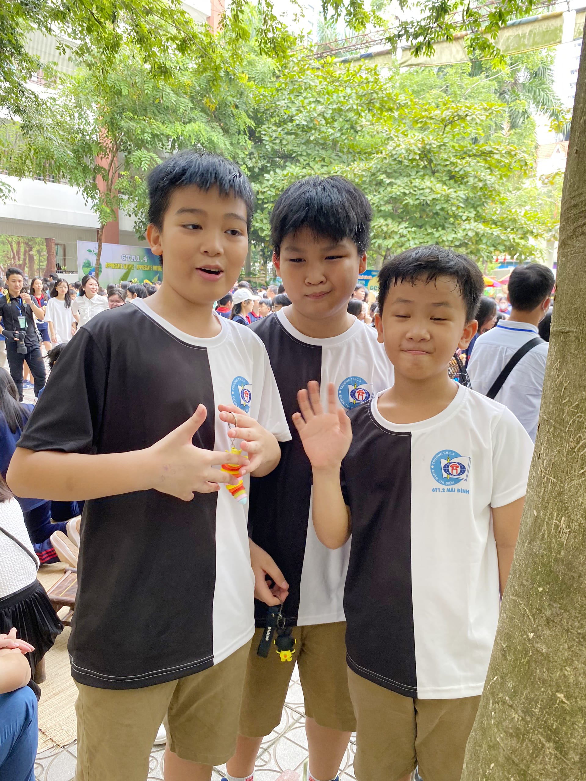 Áo lớp màu trắng đen